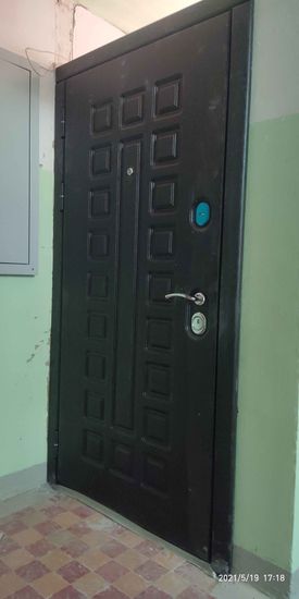 Установлена новая металлическая дверь, обеспечивающая защиту от огня. Проведены работы по монтажу, закреплению конструкции, проверке замков и герметичности. Завершена отделка проема.