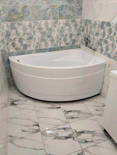 Установка угловой акриловой ванны