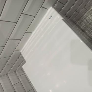 Швы раковины обработаны герметиком, обеспечивающим водонепроницаемость и защиту от протечек. Поверхность очищена, швы аккуратно заполнены и выровнены для долговечности и эстетики.