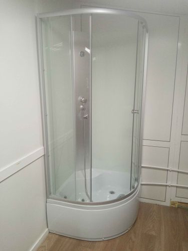 Установлена новая душевая кабина: демонтирована старая ванна, произведена герметизация, подключены коммуникации, выполнена отделка стен, уложено напольное покрытие.