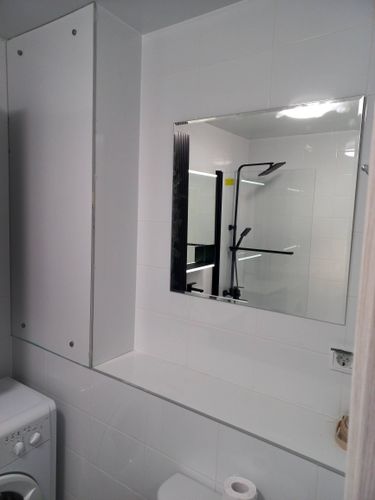 Завершено крепление зеркала на стену в ванной комнате. Аккуратная установка, выравнивание, надежная фиксация, проверка устойчивости. Эстетичное дополнение интерьера, улучшение функциональности.