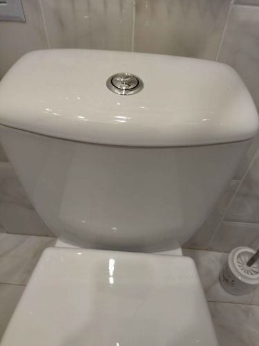 Установлен новый напольный унитаз, подключен к водопроводу и канализации, закреплен на полу, проверена герметичность соединений, выполнена отделка стыков, произведена проверка функциональности.