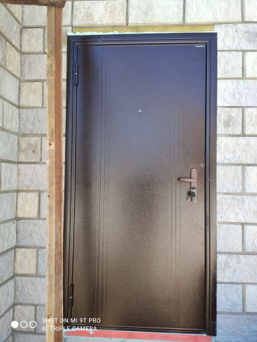 Установлена новая металлическая дверь, произведена регулировка петель, заменен замок, улучшена теплоизоляция, обновлены уплотнители, проверена герметичность, выполнена настройка фурнитуры.