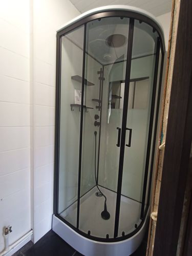 Установлена современная душевая конструкция с функцией гидромассажа. Проведены монтажные работы, подключены водопроводные коммуникации, герметизация швов, проверена функциональность.