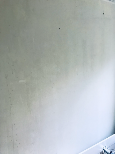 С поверхности удалены старые покрытия, стена очищена, подготовлена к дальнейшим работам. Видна ровная основа без остатков.