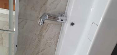 Установлено новое устройство на раковину, заменены старые элементы, подключены водопроводные трубы, проверена герметичность соединений, обеспечена функциональность и эстетичный вид.