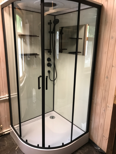 Установлена современная душевая конструкция с функцией гидромассажа. Подключены водопроводные коммуникации, закреплены стеклянные панели, смонтированы дверцы, проверена герметичность.