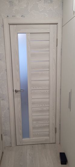 Выполнена установка замка в деревянное полотно. Проведены работы по подготовке отверстия, монтажу механизма и крепежа. Завершено аккуратное встраивание, проверена функциональность.