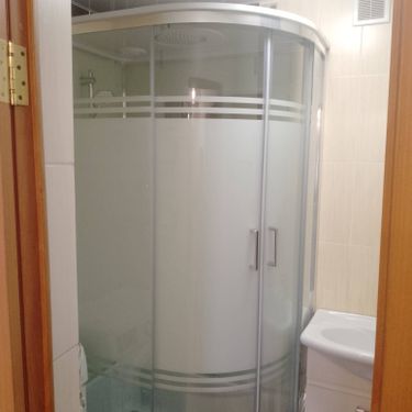 Удаление душевой конструкции завершено: сняты панели, отсоединены трубы, убраны крепления, демонтирован поддон. Все элементы аккуратно разобраны и подготовлены к утилизации.