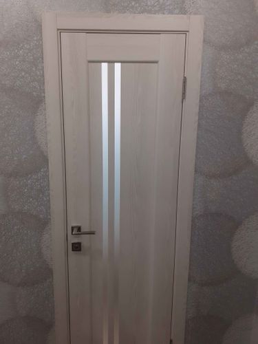 Установлены декоративные элементы на дверной проем, обеспечивая завершенный вид и гармонию с интерьером. Работа выполнена аккуратно, с учетом всех деталей и стыков.