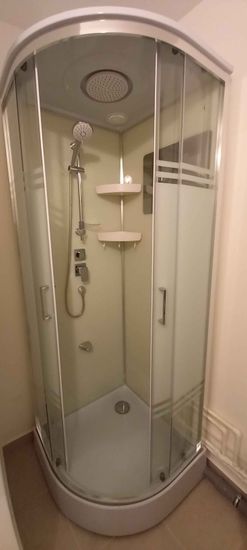 Удалена старая ванна, установлена новая душевая кабина. Проведены работы по подключению сантехники и герметизации стыков. Обновлено напольное покрытие и стены.