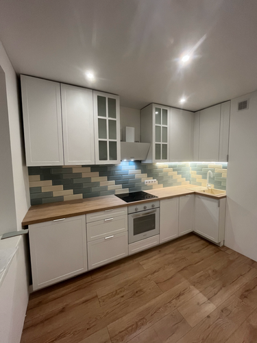 Установлено оборудование для нагрева воды, подключены трубы, выполнено крепление, проверена герметичность соединений, проведено тестирование системы, обеспечена безопасность эксплуатации.