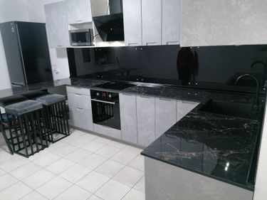 Выполнен монтаж устройства для утилизации остатков пищи под раковиной, подключены коммуникации, проверена работоспособность системы, обеспечена герметичность соединений, проведено тестирование.