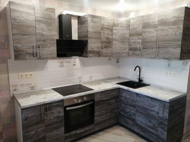 Установлены шкафы, закреплены фасады, смонтирована столешница, подключена варочная панель, вмонтирована раковина, установлены ручки, проведена отделка фартука, подключены розетки.