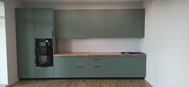 Установлены шкафы, закреплены фасады, смонтирована столешница, встроена техника, подключена мойка. Все элементы выровнены, обеспечена функциональность и эстетика интерьера.