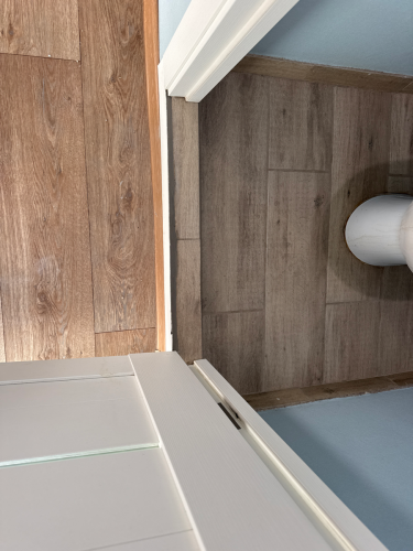 Устройство двухкомпонентной затирки в межплиточных швах