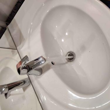 Очистка трубопровода раковины, восстановление нормального водоотведения, устранение препятствий в сливе, проверка работы системы, обеспечение свободного потока жидкости.