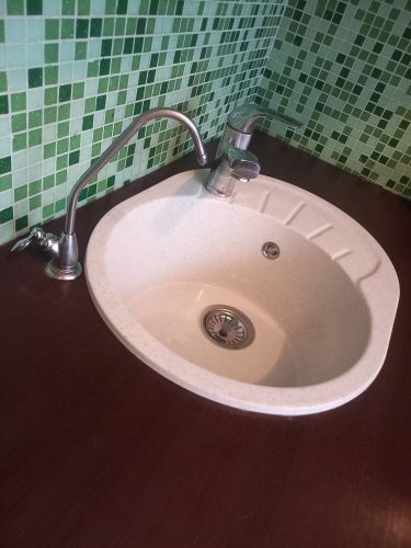 Установка и подключение врезной мойки Установка и подключение смесителя Выпил одного отверстия/углубления/присадка под петлю в материалах ДСП/Массив