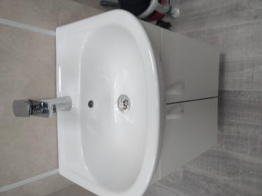 Установлен новый кран на кухонную раковину, подключены водопроводные трубы, проверена герметичность соединений, удалены старые элементы, проведена очистка рабочей зоны.