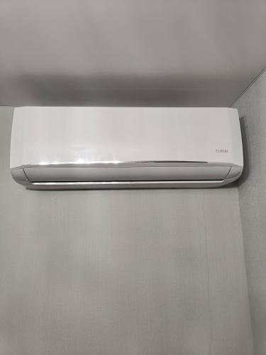 Проведена чистка фильтров, проверка уровня хладагента, осмотр дренажной системы, тестирование работы компрессора и вентиляторов, устранение загрязнений, настройка параметров.