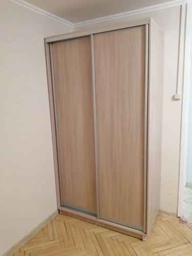 Собран корпус, установлены раздвижные двери, закреплены направляющие, смонтированы полки. Проверена устойчивость, обеспечена плавность движения створок. Завершена отделка.