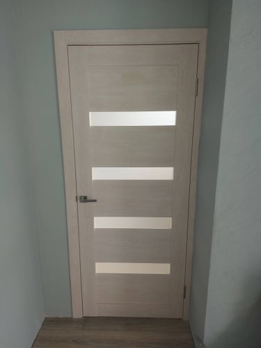 Установлен замок на дверь. Выполнены работы по вырезанию отверстия, закреплению механизма и монтажу ручки. Проверена функциональность, обеспечена плавная работа.