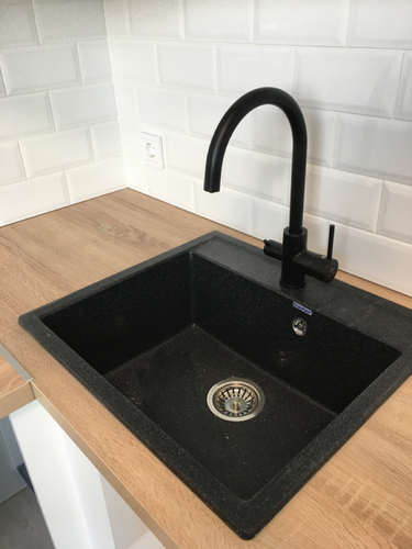 Изготовлены и установлены элементы для кухонного гарнитура, включая вырезы под мойку и технику. Все детали подогнаны точно, обеспечивая идеальную стыковку и функциональность.