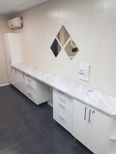 Установлены шкафы, закреплены фасады, смонтирована столешница, выровнены поверхности, прикреплены ручки, отрегулированы двери, подключены коммуникации, завершена сборка кухонного гарнитура.