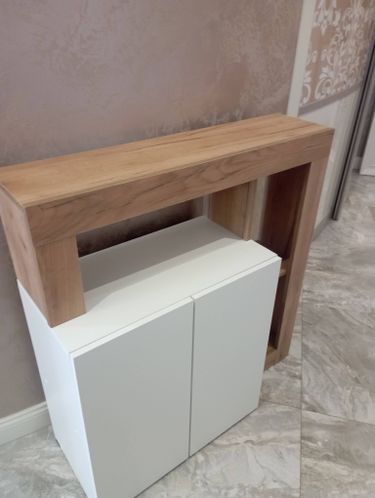 Собран новый шкаф: установлены панели, закреплены дверцы, прикреплены полки. Все элементы надежно соединены, конструкция устойчива и готова к использованию.