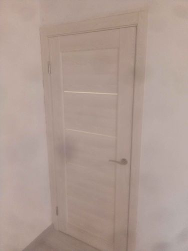 Установлены дополнительные элементы на дверной проем, обеспечивая завершенный вид и улучшая эстетику интерьера. Работа выполнена аккуратно, с учетом всех деталей и стыков.