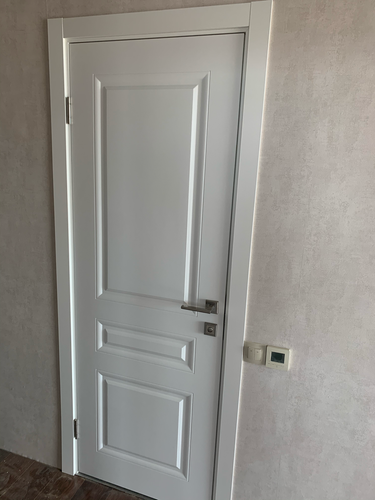 Проем уменьшен, установлена новая дверь, добавлены наличники, обновлены петли и замок, выполнена отделка стен вокруг, обеспечена ровность и аккуратность конструкции.