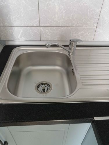 Изготовлены и установлены панели для кухонного гарнитура. Выполнены точные замеры, произведён аккуратный раскрой, детали подогнаны, обеспечена идеальная стыковка и гладкая поверхность.