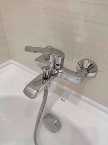 Установлен новый водопроводный вентиль, обеспечивающий надежное функционирование системы. Обновленный механизм гарантирует герметичность и долговечность, предотвращая протечки.