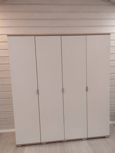 Собрана новая мебель с выдвижными секциями: установлены направляющие, закреплены фасады, прикручены ручки, проверена плавность хода ящиков, обеспечена устойчивость и надежность конструкции.