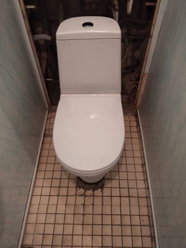 Установлен новый бачок, заменены крепления, подключены трубы, проверена герметичность, проведена регулировка механизма слива, выполнена очистка рабочей зоны, устранены протечки.