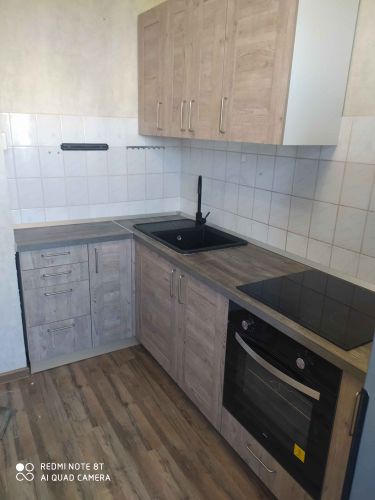 Установлен новый кран на кухонную раковину, подключены водопроводные трубы, проверена герметичность соединений, обеспечена стабильная подача воды, выполнена чистовая отделка рабочей зоны.