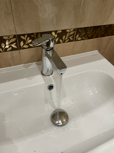 Установлен новый кран, обеспечивающий надежное функционирование водоснабжения. Все соединения проверены на герметичность, протечек нет. Вода подается стабильно, давление в норме.