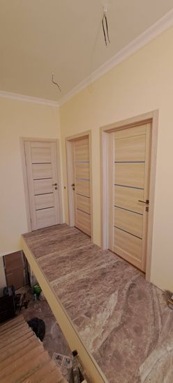 В деревянной створке выполнено отверстие, установлено запорное устройство, закреплены ручки, проверена функциональность механизма, обеспечена плавность закрытия и открывания.