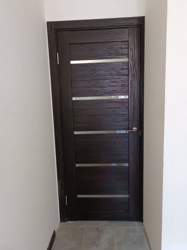 Установлена новая дверь: закреплены петли, врезан замок, отрегулирована фурнитура, зафиксирована коробка, выполнена отделка проема, проверена плавность хода, обеспечена герметичность.