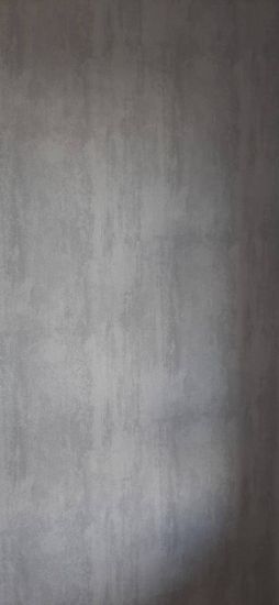 С поверхности стены полностью удалены старые покрытия, оставлена чистая и ровная основа, готовая для дальнейших отделочных работ. Видна гладкая структура без следов предыдущих слоев.