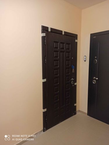 Установлена металлическая дверь, закреплена в проеме, отрегулированы петли, проверена работа замков, выполнена отделка откосов, обеспечена герметизация и шумоизоляция.