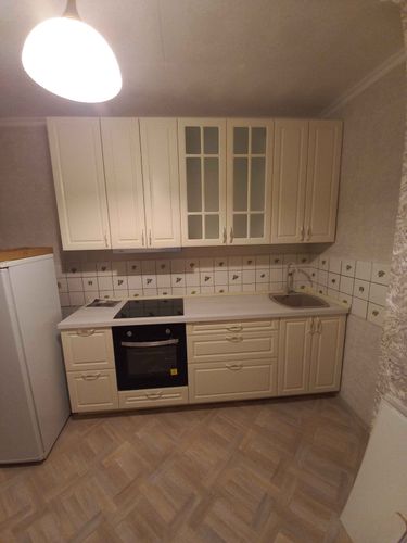 Установлены шкафы, закреплены фасады, смонтирована столешница, врезана варочная панель, подключена мойка, навешаны дверцы, установлены ручки. Завершена сборка и установка кухни.