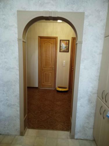 Создана элегантная арочная конструкция в дверном проеме. Аккуратно выполнены отделочные работы, гармонично сочетающиеся с интерьером. Установлены декоративные элементы для завершенности.