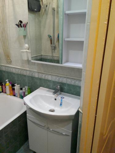 Из кухни убраны шкафы, сняты полки, демонтированы столешницы, извлечены раковина и смеситель, отключены коммуникации, освобождены стены и пол от креплений.