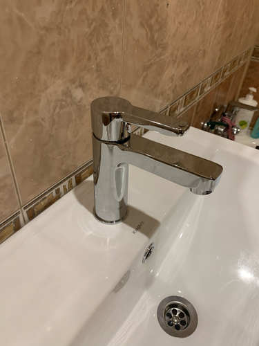 Заменена кранбукса в смесителе, обеспечив исправное функционирование. Установлен новый элемент, устранены протечки, восстановлен поток воды. Работа завершена, результат — надежная работа.