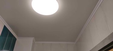 На потолке закреплён светильник, обеспечивающий равномерное освещение. Проведены работы по подключению электрики и монтажу, завершённому аккуратной установкой.