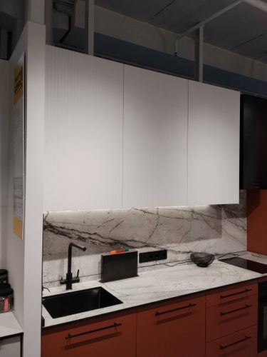 Сборка и установка кухонного каркаса Установка столешницы HPL Установка и подключение подстольной мойки