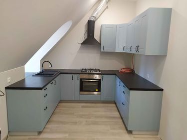 Установлены шкафы, закреплены фасады, смонтирована столешница, подключены мойка и плита, установлена вытяжка, проведены коммуникации, навешены ручки, отрегулированы дверцы.