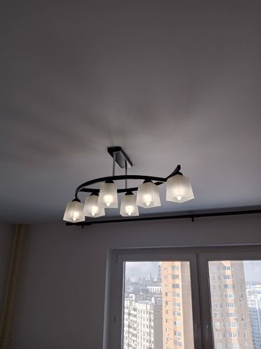 Установлен новый светильник на потолке, подключены провода, проверена работа, закреплены крепления. Освещение функционирует, внешний вид обновлен.