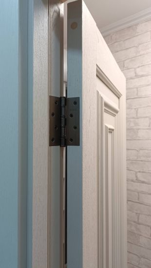 Установлена новая межкомнатная дверь: закреплены петли, отрегулирована створка, обеспечено плотное прилегание, выполнена отделка наличниками, проверена функциональность замка.